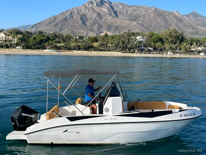 Barco de aluguer na Costa del Sol durante o aluguer de barco privado em Málaga