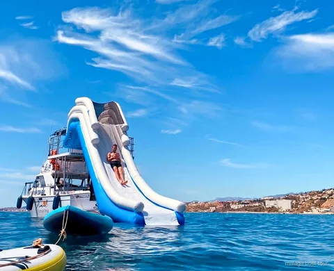 Escorrega de água e snorkel durante o passeio de barco com golfinhos e snorkel em Málaga