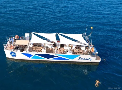 Vue aérienne du catamaran Serenity avec ses voiles d'ombrage blanches lors d'une balade en bateau à Malaga