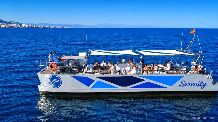 Catamarà buscant dofins durant el catamarà d'avistament de dofins a Màlaga