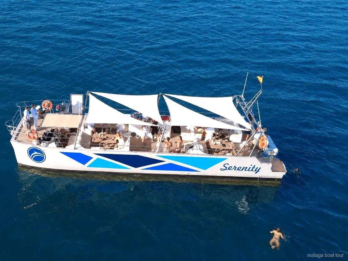 Vista aèria del catamarà Serenity amb tendals blancs en una excursió en vaixell a Màlaga