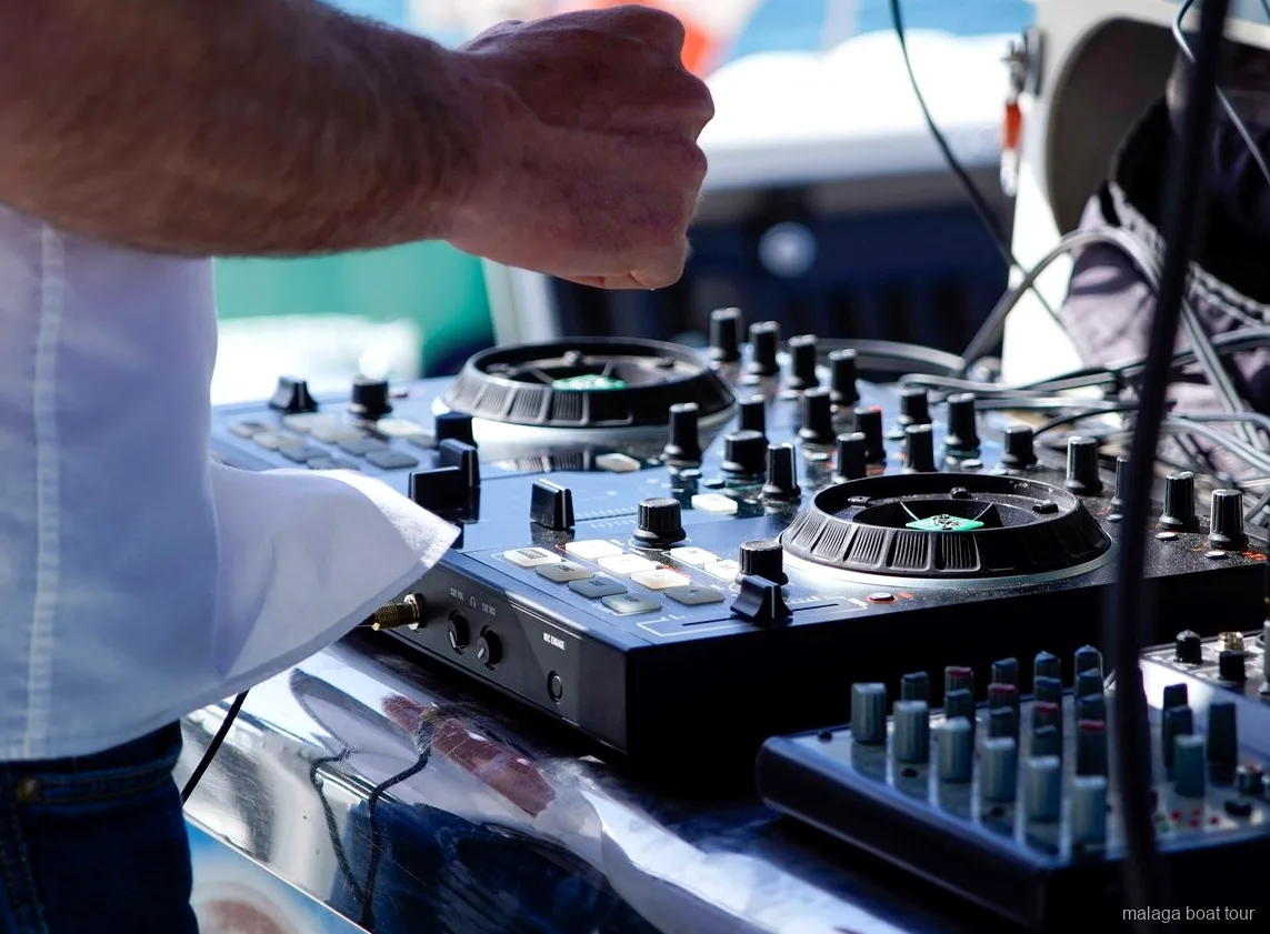 Controlador de DJ i taula de mescles muntats a coberta per a la música en una excursió en vaixell a Màlaga
