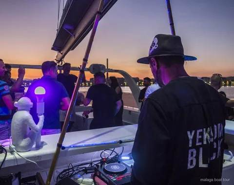 Catamarã com DJ ao vivo durante o catamarã ao pôr do sol e à noite em Málaga