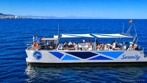 Catamarã à procura de golfinhos durante o catamarã de avistamento de golfinhos em Málaga