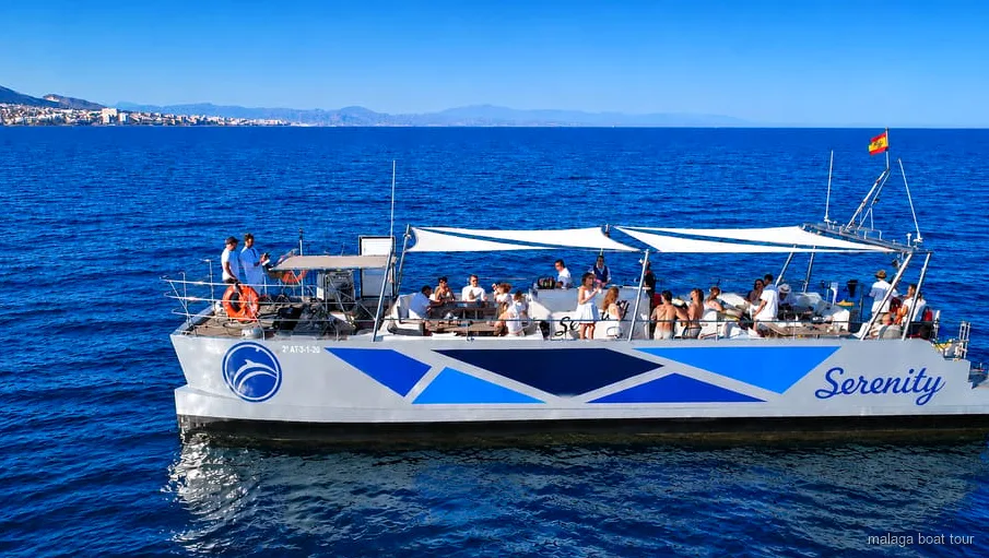 Catamarã à procura de golfinhos durante o catamarã de avistamento de golfinhos em Málaga