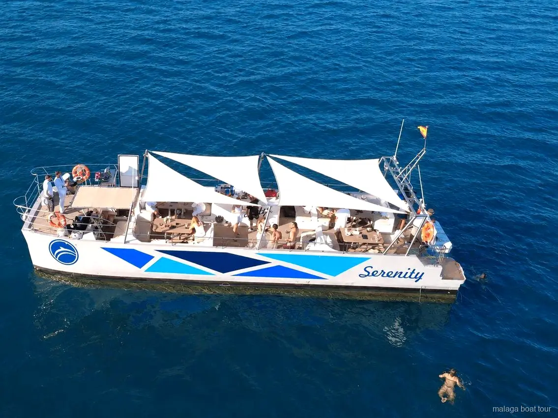 Vista aérea do catamarã Serenity com toldos brancos num passeio de barco em Málaga