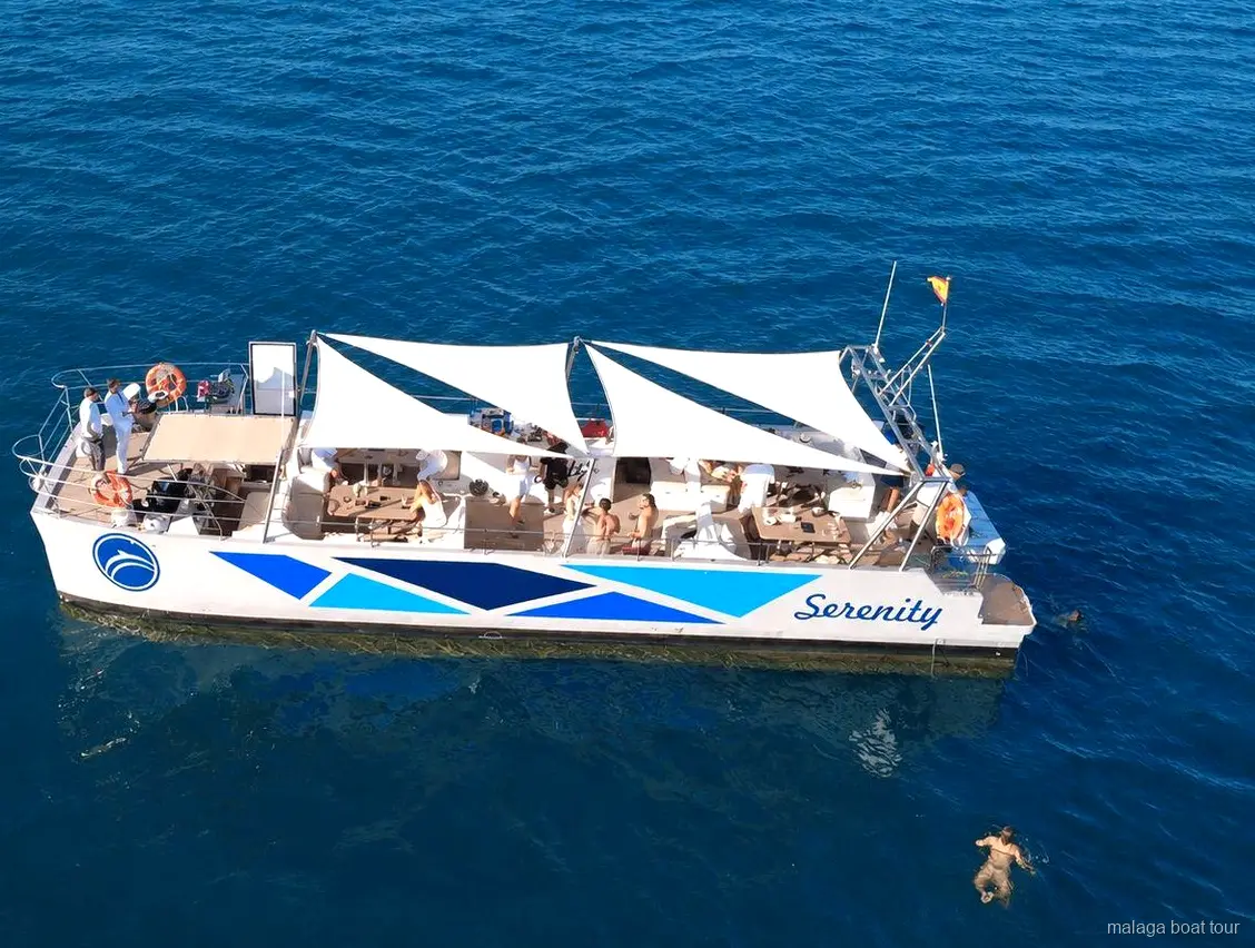 Vista aérea del catamarán Serenity con toldos blancos en un paseo en barco por Málaga