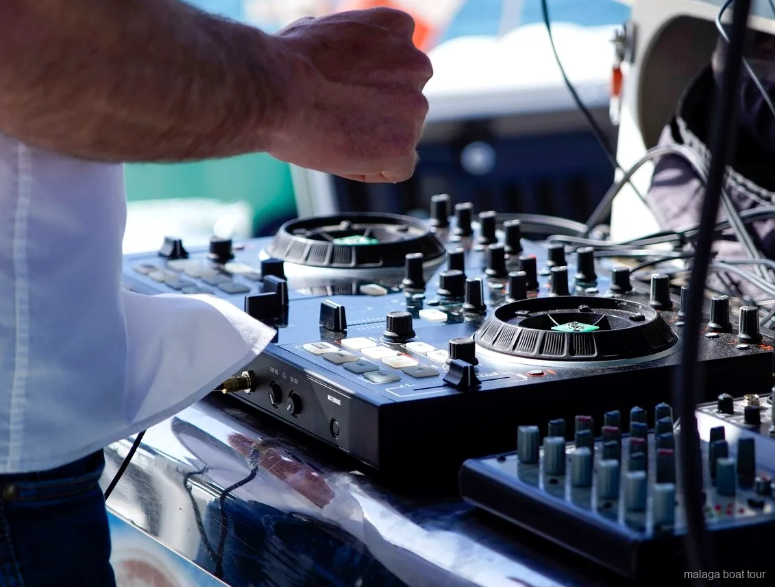 Contrôleur DJ et table de mixage installés sur le pont pour la musique d'une balade en bateau à Malaga
