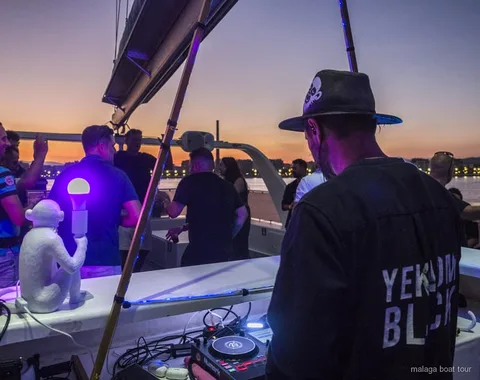 Catamaran avec DJ en direct pendant la croisière au coucher du soleil et de nuit à Malaga