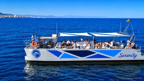 Catamaran die op zoek is naar dolfijnen tijdens de catamaran dolfijnen malaga
