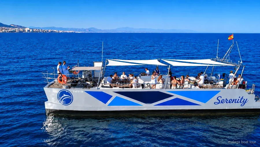 Catamaran die op zoek is naar dolfijnen tijdens de catamaran dolfijnen malaga