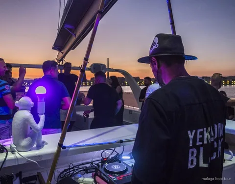 Catamarán con DJ en directo durante el crucero nocturno o al atardecer en Málaga