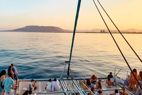 Catamarán navegando la bahía de Málaga al atardecer
