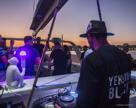 Catamaran met live DJ tijdens de catamaran malaga zonsondergang en nachttocht