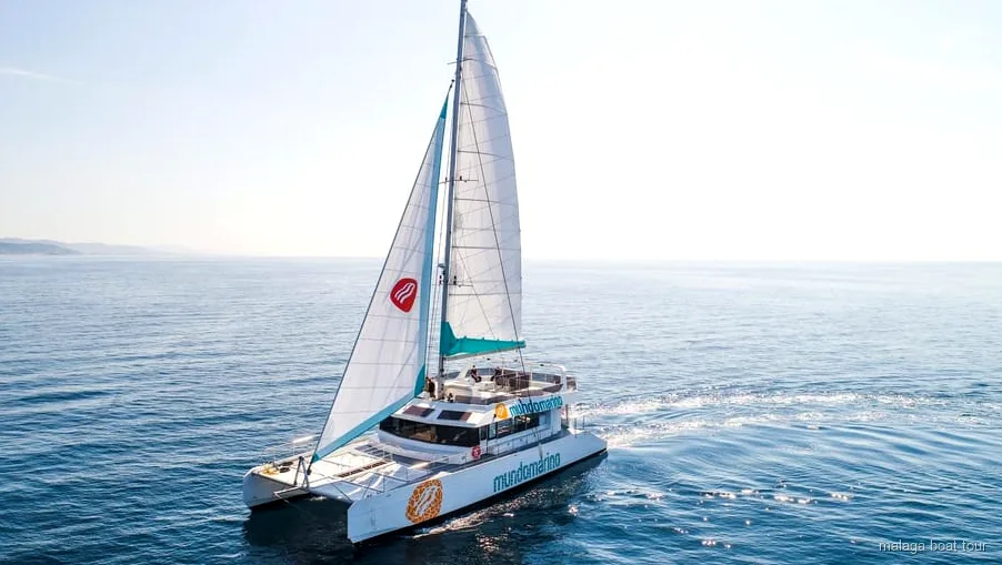 Catamaran die voor anker ligt voor een zwemstop tijdens de catamaran malaga met zwemstop