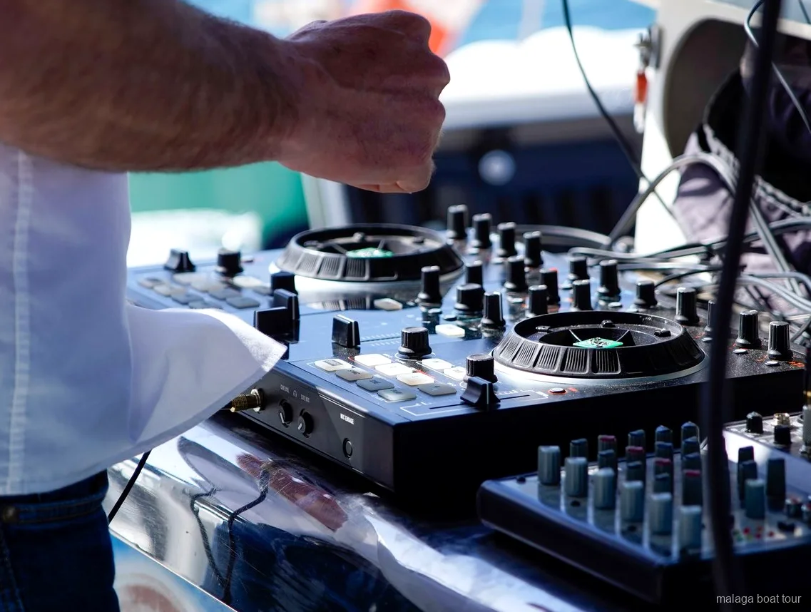 DJ-controller en mengpaneel op het dek voor de muziek tijdens een boottocht in Malaga