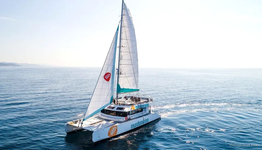 Catamarano ancorato per una fermata bagno durante la crociera a Malaga con bagno