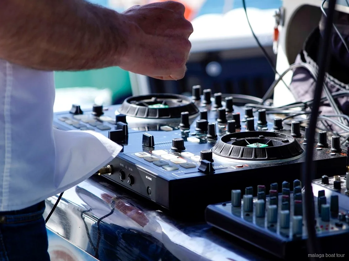 Controller DJ e mixer allestiti sul ponte per la musica durante una gita in barca a Malaga