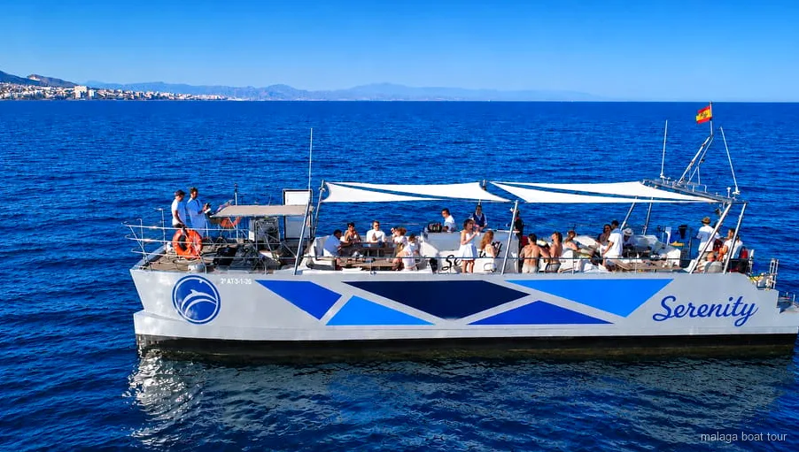 Catamarano alla ricerca di delfini durante la crociera con avvistamento delfini a Malaga