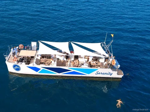 Veduta aerea del catamarano Serenity con le vele parasole bianche in una gita in barca a Malaga