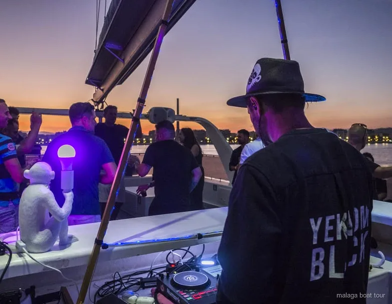 Catamarano con DJ dal vivo durante la crociera al tramonto e di notte a Malaga