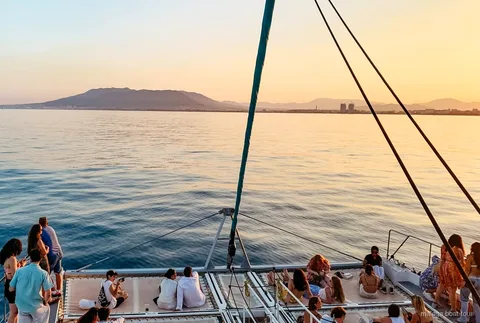 Catamarano in navigazione sulla baia di Malaga al tramonto