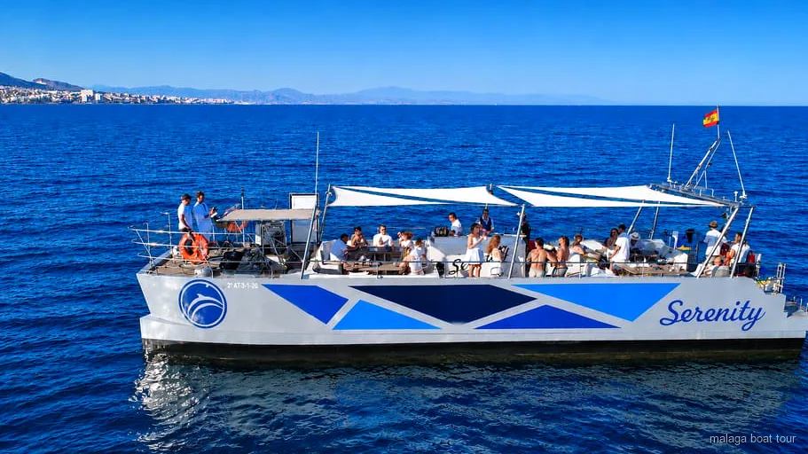 Katamaran sucht nach Delfinen während der Delfin-Katamaran-Tour ab Malaga