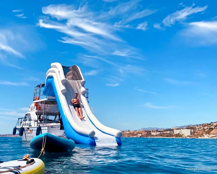 Vattenrutschkana och snorkling under delfinsafarin med snorkling från Malaga