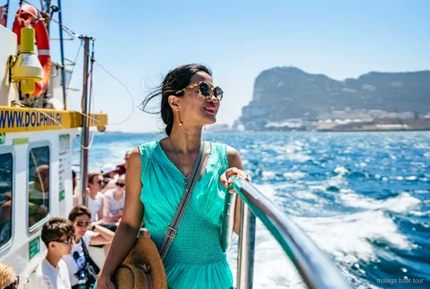 Barca per l'avvistamento delfini nello Stretto di Gibraltar durante l'escursione da Malaga