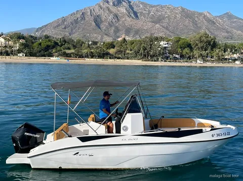 Hyrbåt på Costa del Sol under den privata båtuthyrningen i Malaga