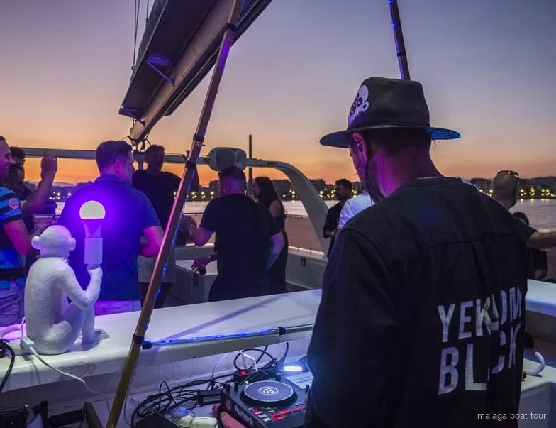 Katamaran med levande DJ under solnedgångs- och kvällskryssningen med katamaran i Malaga