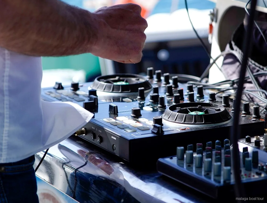 DJ-kontroll och mixerbord på däck för musiken under en båttur i Malaga