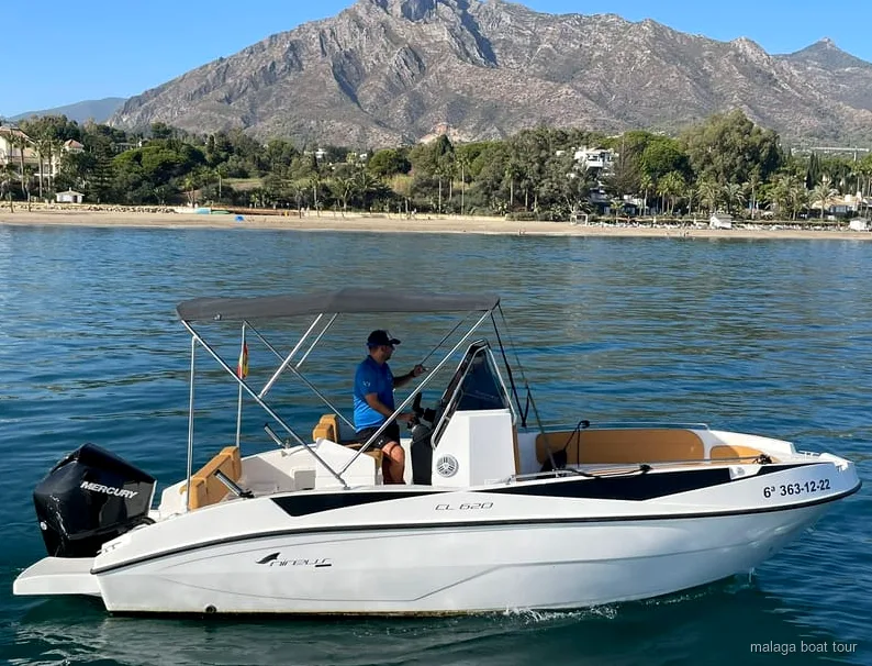 Bateau de location sur la Costa del Sol pendant la location de bateau privé à Malaga